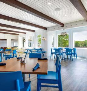 een eetkamer met blauwe stoelen en tafels bij Fins Up Margaritaville 2BD3BALoftGrillFirepit in Damsel