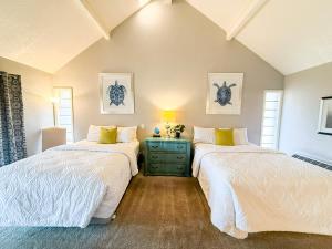 twee bedden naast elkaar in een slaapkamer bij Fins Up Margaritaville 2BD3BALoftGrillFirepit in Damsel +71 foto's