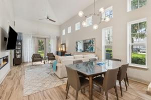 TV a/nebo společenská místnost v ubytování Summerwoods 204 condo + 54 fotografií