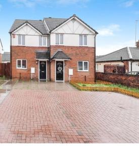 NewTown Home Host 4-5 Guests في Brettell Lane: منزل من الطوب كبير مع ممر من الطوب