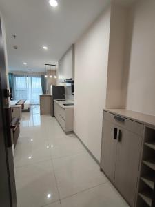 een keuken met witte muren en een witte vloer bij Jian DaoBao in Phnom Penh