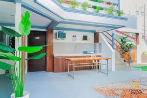 une maison avec une table dans la cour avant dans l'établissement 8 Diamonds Escapes, à Calamba