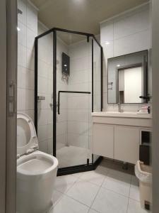 een badkamer met een douche, een toilet en een wastafel bij Jian DaoBao in Phnom Penh