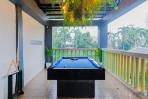 une table de billard sur le balcon d'une maison dans l'établissement 8 Diamonds Escapes, à Calamba