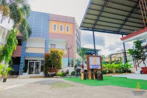 un bâtiment avec une enseigne devant lui dans l'établissement 8 Diamonds Escapes, à Calamba
