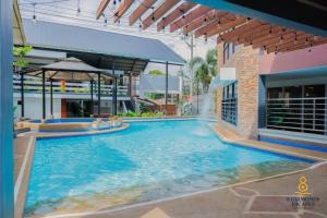 une piscine au milieu d'un immeuble dans l'établissement 8 Diamonds Escapes, à Calamba