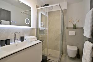 Weinquartier11 في بيرنكاستل كويز: حمام مع دش ومغسلة ومرحاض