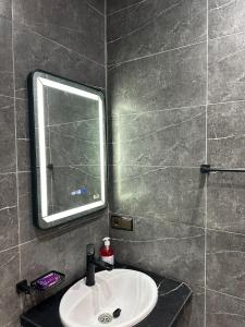 a bathroom with a sink and a mirror at Séjour Confort clim Navette Aéroport in Salé +15 photos