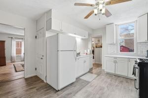 Nhà bếp/bếp nhỏ tại Charming St Paul Getaway home