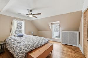 Giường trong phòng chung tại Charming St Paul Getaway home +6 ảnh