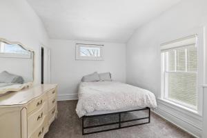 Giường trong phòng chung tại Charming St Paul Getaway home