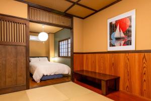 En eller flere senge i et værelse på Entire 3 Story house in Hakata + 50 billeder