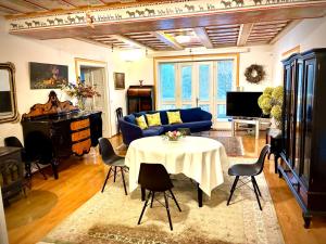 un soggiorno con un tavolo e un divano blu di Villa Riviera a Praga