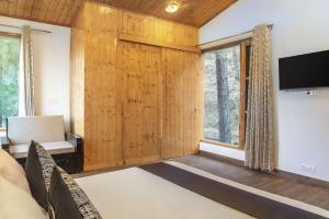 TV a/nebo společenská místnost v ubytování The Himalayan Mansion I Pet friendly & Serviced Villa I Open Air Lawn I Bonfire Available I Kasauli By Exotic Stays + 28 fotografií