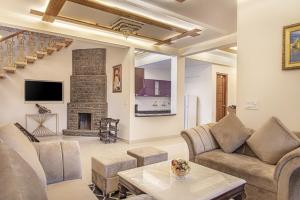 Posezení v ubytování The Himalayan Mansion I Pet friendly & Serviced Villa I Open Air Lawn I Bonfire Available I Kasauli By Exotic Stays