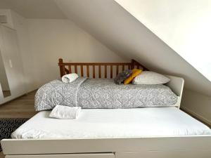 En eller flere senge i et værelse på Appartement 2 chambres + 4 billeder