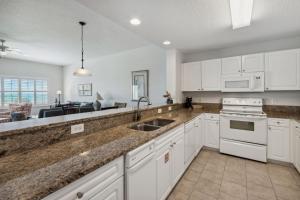 Kuchyň nebo kuchyňský kout v ubytování Ocean Park 414 condo