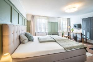 een slaapkamer met een groot bed in een kamer bij Altes Rathaus in Schwaigern +36 foto's