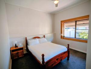 Ένα ή περισσότερα κρεβάτια σε δωμάτιο στο Cosy Lodge Mount Gambier close to shopping, eating
