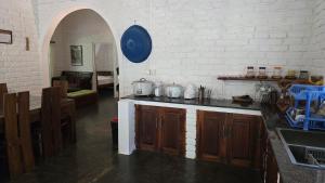 KoslandaにあるNature Hub Koslandaのキッチン(カウンタートップ、アーチ付) +90枚の写真