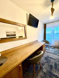 TV a/nebo společenská místnost v ubytování ZAJAZD BIAŁCZAŃSKI Dom Wypoczynkowy Restauracja