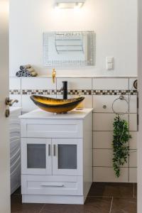 a bathroom with a bowl sink on a counter at YAYstay - 58m2 - Bahnhof - Smart TV - Internet - Kaffee - Waschmaschine - Trockner in Mühldorf