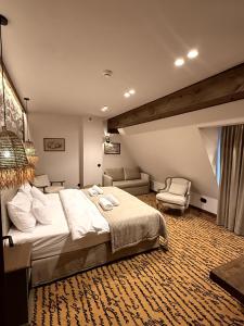 Un pat sau paturi într-o cameră la Dwór Bogucin Hotel&Restauracja +158 fotografii