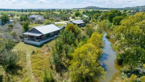 City on a Hill at Spring Creek في فريدريكسبيرغ: اطلالة جوية على منزل بجانب نهر