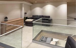 Un lugar para sentarse en 2 Bedroom Cozy Apartment In Växjö