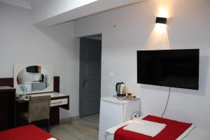 Μια τηλεόραση ή/και κέντρο ψυχαγωγίας στο Deniz Hotel Kumburgaz +22 φωτογραφίες