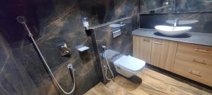 Koupelna v ubytování Entire Craftsman house with 2 Bedrooms kitchen and more + 16 fotografií