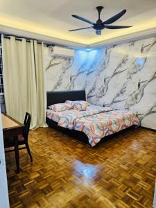 Un dormitorio con una cama y una pared de piedra. en Venice Hill Condo Homestay, en Kampong Baharu Cheras Batu Sembilan
