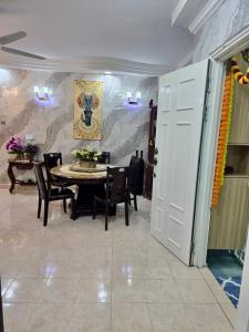 Un comedor con una mesa y sillas y una pared. en Venice Hill Condo Homestay, en Kampong Baharu Cheras Batu Sembilan