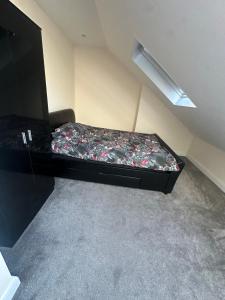 a small bedroom with a bed in a room at Double room -Quite -Close to Elizabeth line in London +2 photos