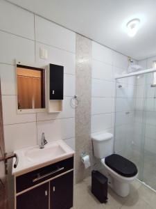 Residencial Ernesto Neves - 5 min da praia de Bombas في بومبينهاس: حمام مع مرحاض ومغسلة ودش +42 صورة