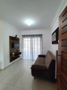 TV a/nebo společenská místnost v ubytování Residencial Ernesto Neves - 5 min da praia de Bombas