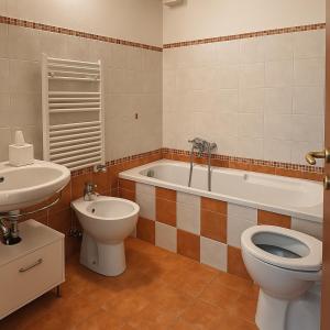 a bathroom with a toilet and a sink and a tub at Trevisan in Cerea