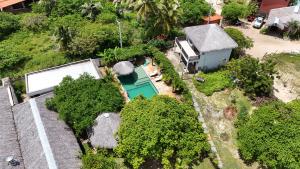 una vista aerea di una casa con piscina di villana 2 ad Atins