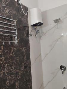 uma casa de banho com um lavatório e uma luz na parede em Hare Krishna Beach Resort em Srīvardhan