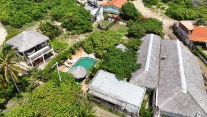 una vista aerea di una casa con piscina di villana 2 ad Atins