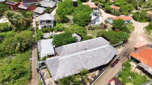 una vista sul tetto di una casa in una città di villana 2 ad Atins