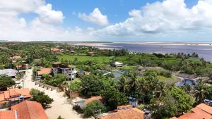 una vista aerea di un villaggio e dell'oceano di villana 2 ad Atins