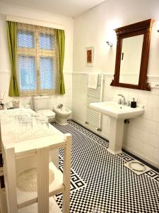 un bagno con due lavandini e un WC di Villa Riviera a Praga Altre 9 foto