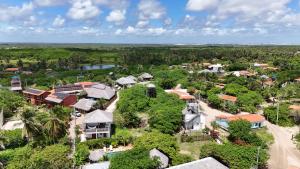 una vista aerea di un villaggio con case e alberi di villana 2 ad Atins