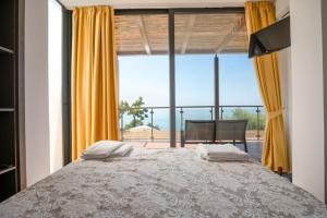 En eller flere senge i et værelse på Kalma Villa Tria