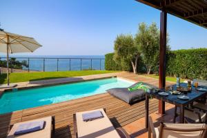 Swimmingpoolen hos eller tæt på Kalma Villa Tria + 28 billeder