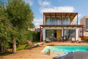 Swimmingpoolen hos eller tæt på Kalma Villa Tria