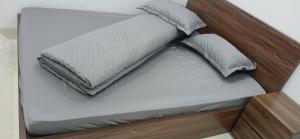 ein Bett mit zwei Kissen darauf in der Unterkunft datanithanh homestay Mộc châu in Làng Môn