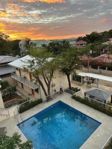 Bazén v ubytování Hotel Bella Tamarindo Guanacaste nebo v jeho okolí