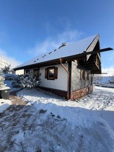 een huis in de sneeuw met sneeuw op de grond bij Ferienparadies Vogelsbergliebe in Grebenhain